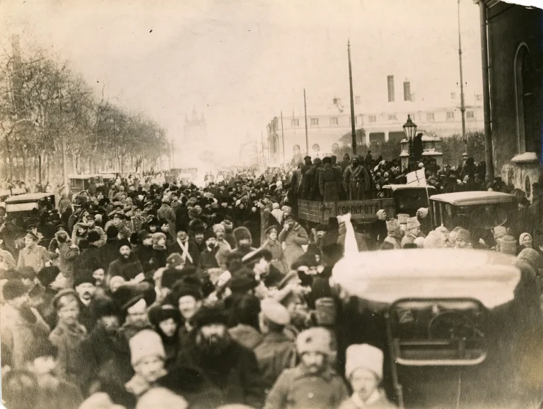 Duma-Russian-Revolution-crowds-St-Petersburg-1917